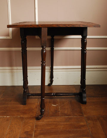 たたんでコンパクトに収納できる
小ぶりのおしゃれサザーランド テーブル