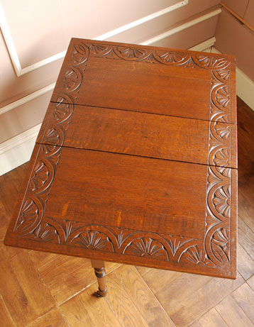 たたんでコンパクトに収納できる
小ぶりのおしゃれサザーランド テーブル