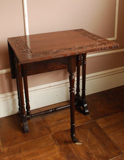 たたんでコンパクトに収納できる
小ぶりのおしゃれサザーランド テーブル