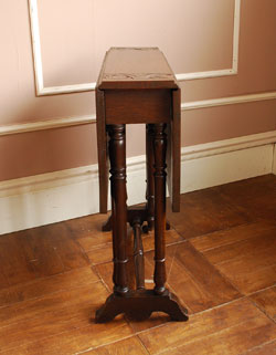 たたんでコンパクトに収納できる
小ぶりのおしゃれサザーランド テーブル