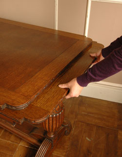 パソコンテーブルからおもてなしまで使い方が広がる多機能アンティークドローリーフテーブル