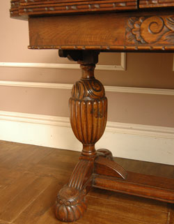 パソコンテーブルからおもてなしまで使い方が広がる多機能アンティークドローリーフテーブル