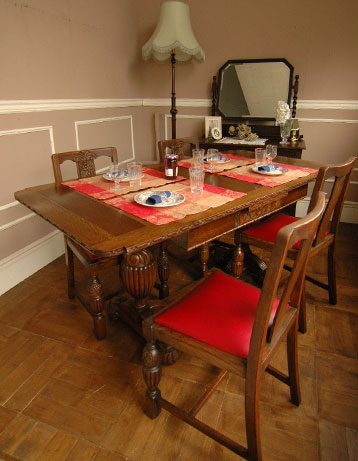 パソコンテーブルからおもてなしまで使い方が広がる多機能アンティークドローリーフテーブル