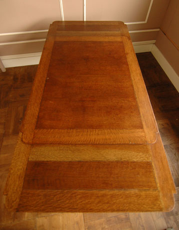 パソコンテーブルからおもてなしまで使い方が広がる多機能アンティークドローリーフテーブル