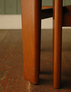 親子みたいで可愛いアンティークのネスト（入り子）テーブル