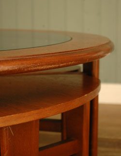 親子みたいで可愛いアンティークのネスト（入り子）テーブル