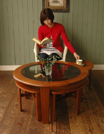 親子みたいで可愛いアンティークのネスト（入り子）テーブル