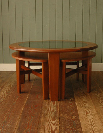 親子みたいで可愛いアンティークのネスト（入り子）テーブル