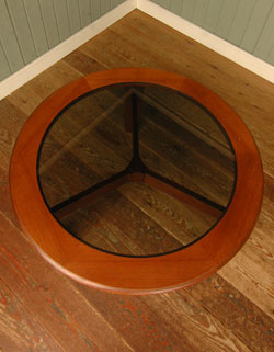 親子みたいで可愛いアンティークのネスト（入り子）テーブル