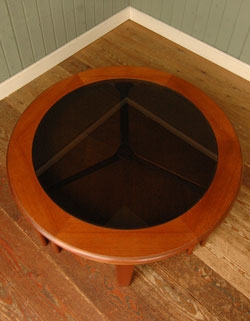 親子みたいで可愛いアンティークのネスト（入り子）テーブル