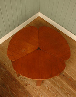 親子みたいで可愛いアンティークのネスト（入り子）テーブル