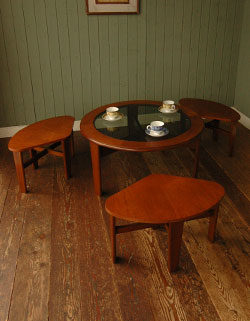 親子みたいで可愛いアンティークのネスト（入り子）テーブル