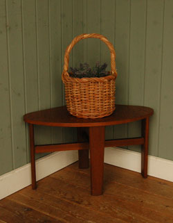 親子みたいで可愛いアンティークのネスト（入り子）テーブル