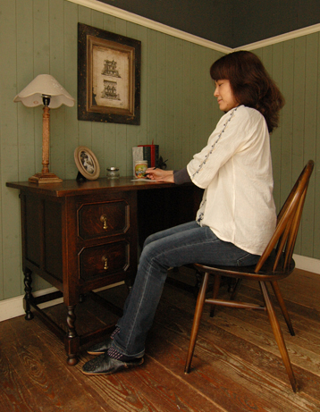 女性らしい輝きをまとった美しいアンティーク デスク