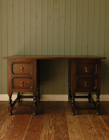 女性らしい輝きをまとった美しいアンティーク デスク