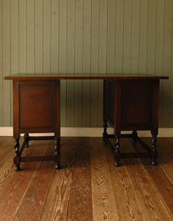 女性らしい輝きをまとった美しいアンティーク デスク