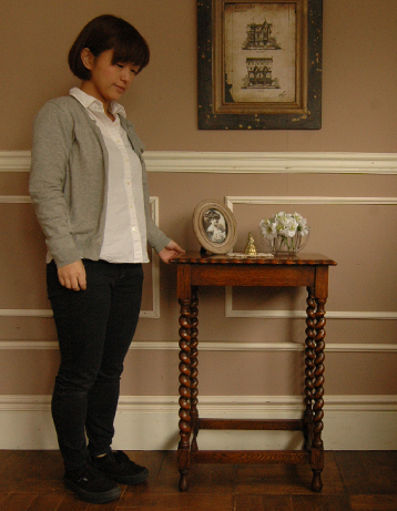 どこでも使えて便利！キレイなツイスト脚のアンティークテーブル