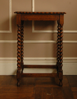 どこでも使えて便利！キレイなツイスト脚のアンティークテーブル