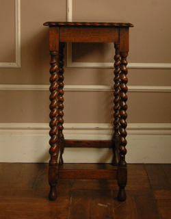 どこでも使えて便利！キレイなツイスト脚のアンティークテーブル