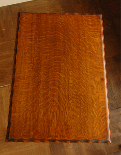 どこでも使えて便利！キレイなツイスト脚のアンティークテーブル