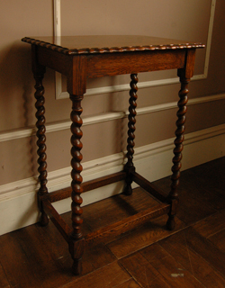 どこでも使えて便利！キレイなツイスト脚のアンティークテーブル