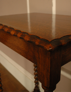 どこでも使えて便利！キレイなツイスト脚のアンティークテーブル