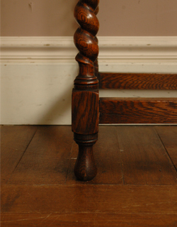 どこでも使えて便利！キレイなツイスト脚のアンティークテーブル