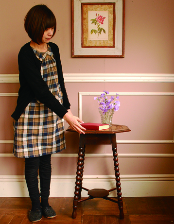 どこでも使えて便利！キレイなツイスト脚のアンティークテーブル