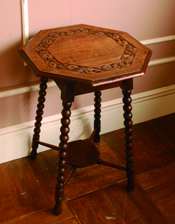 どこでも使えて便利！キレイなツイスト脚のアンティークテーブル