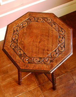 どこでも使えて便利！キレイなツイスト脚のアンティークテーブル