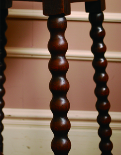 どこでも使えて便利！キレイなツイスト脚のアンティークテーブル