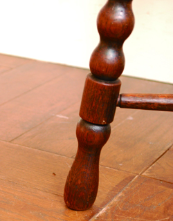 どこでも使えて便利！キレイなツイスト脚のアンティークテーブル