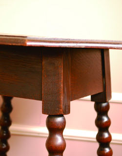 どこでも使えて便利！キレイなツイスト脚のアンティークテーブル