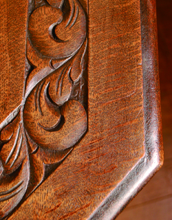 どこでも使えて便利！キレイなツイスト脚のアンティークテーブル