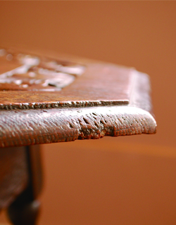 どこでも使えて便利！キレイなツイスト脚のアンティークテーブル