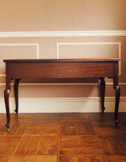 女性らしい輝きをまとった美しいアンティーク デスク