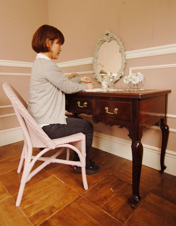 女性らしい輝きをまとった美しいアンティーク デスク