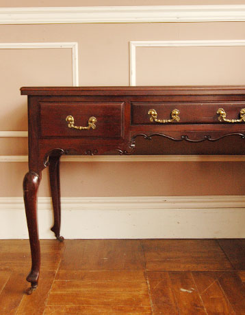 女性らしい輝きをまとった美しいアンティーク デスク