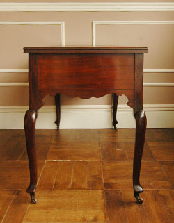 女性らしい輝きをまとった美しいアンティーク デスク