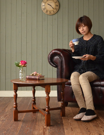 キュートなサイズで持ち運び便利。アンティークの小さいテーブル