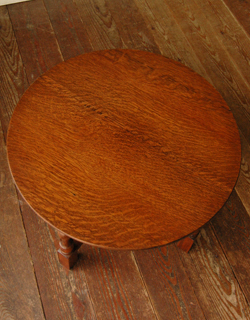 キュートなサイズで持ち運び便利。アンティークの小さいテーブル