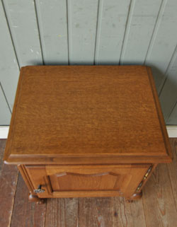 j-666-f アンティークナイトテーブル