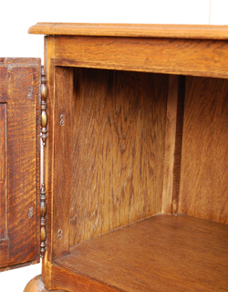 j-695-f アンティークのナイトテーブル