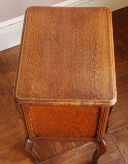 j-695-f アンティークのナイトテーブル