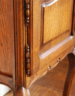 j-695-f アンティークのナイトテーブル