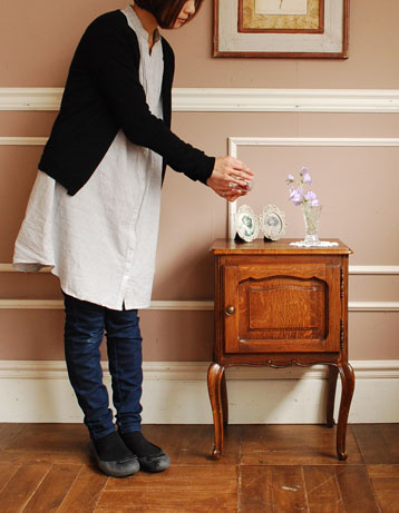 可愛くってガーリーなのに大人っぽい
フランスの小さなナイトテーブル