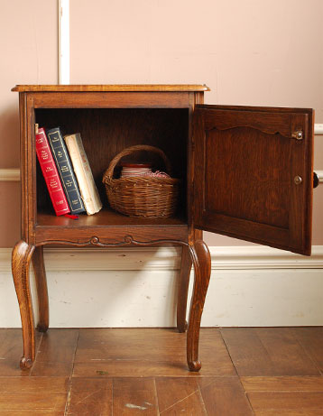 可愛くってガーリーなのに大人っぽい
フランスの小さなナイトテーブル