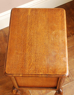 可愛くってガーリーなのに大人っぽい
フランスの小さなナイトテーブル