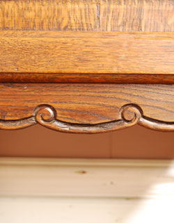 可愛くってガーリーなのに大人っぽい
フランスの小さなナイトテーブル