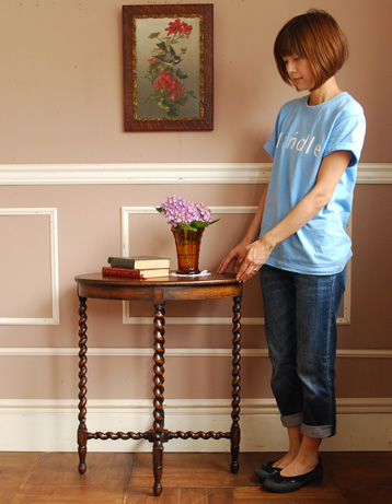 玄関で花器を飾ったり、ソファの前に持ってくれば、ちょうどいいサイドテーブルに。持ち運びがしやすく、場所もとらないので重宝します! (j-708-f) j-708-f アンティークオケージョナルテーブル